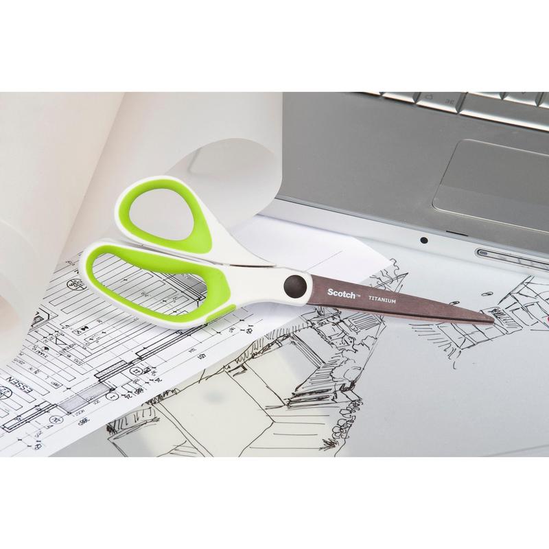 Para nożyczek Scotch™ Titan, 20 cm od 3M Deutschland GmbH, z białymi i zielonymi uchwytami, spoczywa na rysunkach architektonicznych obok srebrnego laptopa i rolki przezroczystego papieru.