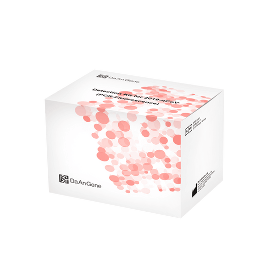 Na zielonym tle widnieje białe opakowanie zestawu „Zestaw diagnostyczny (PCR-fluorescencyjny) DaAn Gendiagnostik-Kit do wykrywania 2019-nCoV” zawierającego 96 testów, ozdobione napisem „Altruan”.