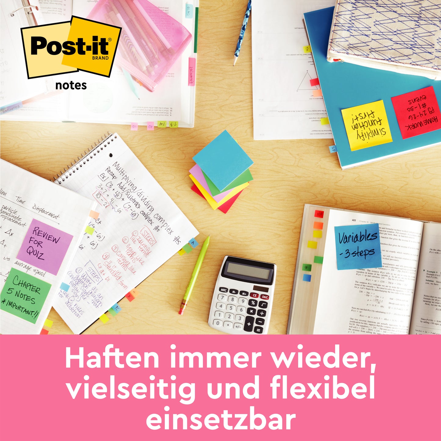 Ein Schreibtisch mit aufgeschlagenen Büchern, Notizbüchern, einem Taschenrechner, Stiften und bunten Post-it® Notes (76 mm x 76 mm, 100 Blatt/Block, 100% PEFC) von 3M Deutschland GmbH. Deutscher Text: "Haften immer wieder, vielseitig und flexibel einsetzbar.