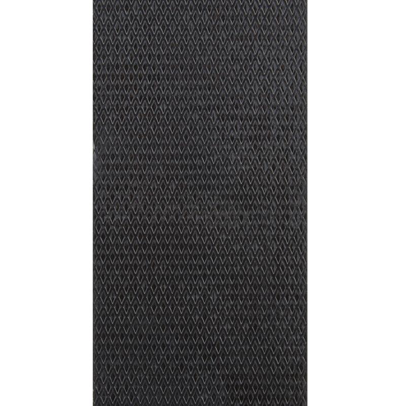 Zbliżenie czarnej, romboidalnej powierzchni taśmy klejącej 3M Deutschland GmbH Scotch® Extremium™ Ultra Wysokiej Wydajności DT17 (10 m x 24 mm), zaprojektowanej do ekstremalnych zastosowań.