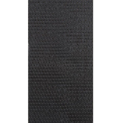 Zbliżenie czarnej, romboidalnej powierzchni taśmy klejącej 3M Deutschland GmbH Scotch® Extremium™ Ultra Wysokiej Wydajności DT17 (10 m x 24 mm), zaprojektowanej do ekstremalnych zastosowań.