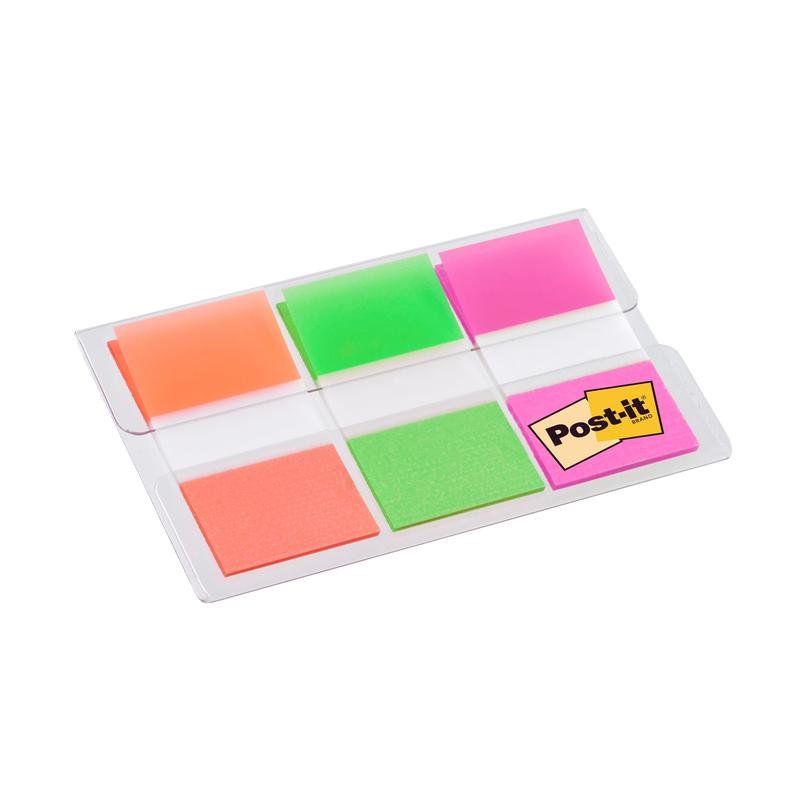 Przezroczysty dyspenser z tworzywa sztucznego firmy 3M Deutschland GmbH mieści 60 pasków samoprzylepnych Post-it® Index (25,4 x 43,2 mm) w kolorach pomarańczowym, różowym i zielonym do oznaczania dokumentów; logo Post-it jest widoczne z jednej strony.