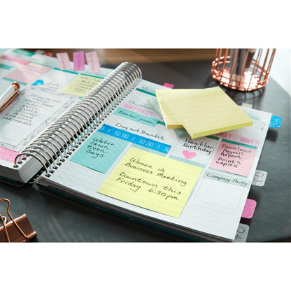 Otwarty planer z notatkami, przypomnieniami i żółtą karteczką 3M Post-it® Notes w dużym formacie (101 mm x 152 mm) firmy 3M Deutschland GmbH jest głównym punktem "Women in Business Meeting" w piątek o 18:30 w centrum miasta. Długopisy i organizer z drutu są gotowe.