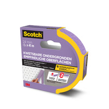 Eine 24 mm x 41 m große Rolle Scotch® Malerabdeckband für empfindliche Oberflächen (3M Deutschland GmbH), in violetter PEFC-zertifizierter Verpackung mit niederländischem, deutschem und französischem Text, mit sanfter Haftung und dem 3M-Logo.