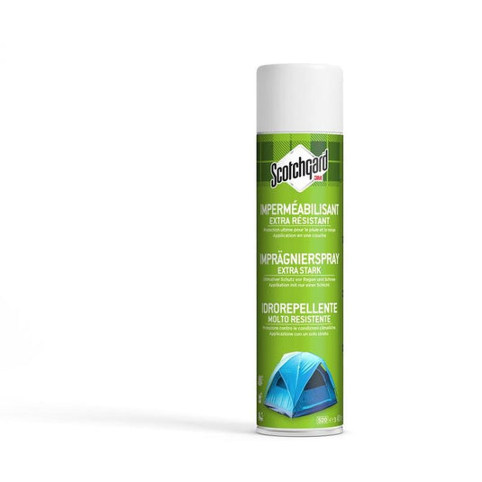 W pozycji stojącej znajduje się duża, zielona puszka o pojemności 400 ml zawierająca spray impregnujący Scotchgard™ o wzmocnionej skuteczności, wyprodukowany przez firmę 3M Deutschland GmbH. Na etykiecie widnieje tekst w kilku językach oraz niebieski rysunek przedstawiający namiot – produkt idealnie nadaje się do zapewnienia wzmocnionej ochrony tkanin.