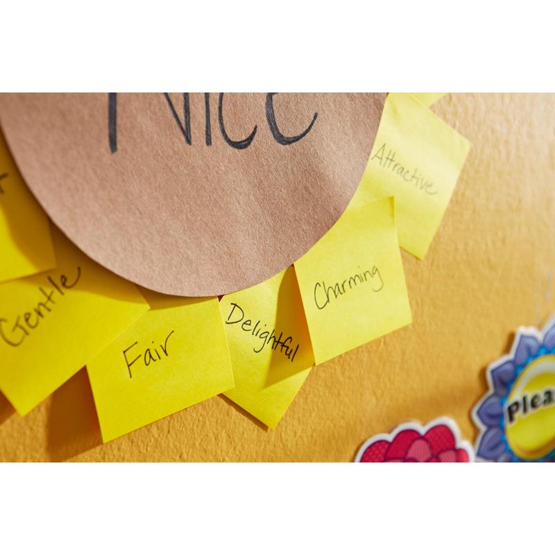 Brązowe kółko papierowe z napisem "Nice" otoczone jest przez kostkę notatek samoprzylepnych Post-it® 636-B, żółtą, 76 mm x 76 mm, 3M Deutschland GmbH, z takimi słowami jak "Fair" i "Delightful", które są umieszczone na żółtej ścianie z kolorowymi naklejkami i samoprzylepnymi karteczkami.