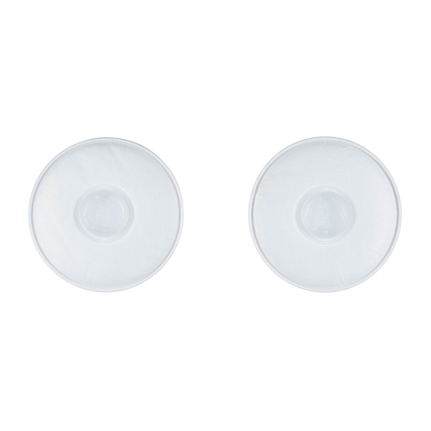 Zwei weiße, runde 3M™ Partikelfilter 2135 P3 von 3M Deutschland GmbH liegen nebeneinander auf einem einfarbig weißen Hintergrund - jede Packung enthält ein Paar Atemschutzmasken.