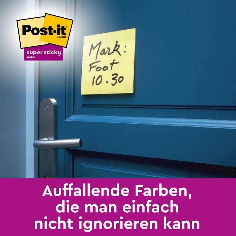 Żółta karteczka samoprzylepna Post-it® Super Sticky Note (76 mm x 76 mm, 90 arkuszy/blok) od 3M Deutschland GmbH z napisem „Mark: Foot 10.30” jest przyklejona do niebieskich drzwi. Logo jest widoczne, a niemiecki tekst podkreśla jego widoczność.