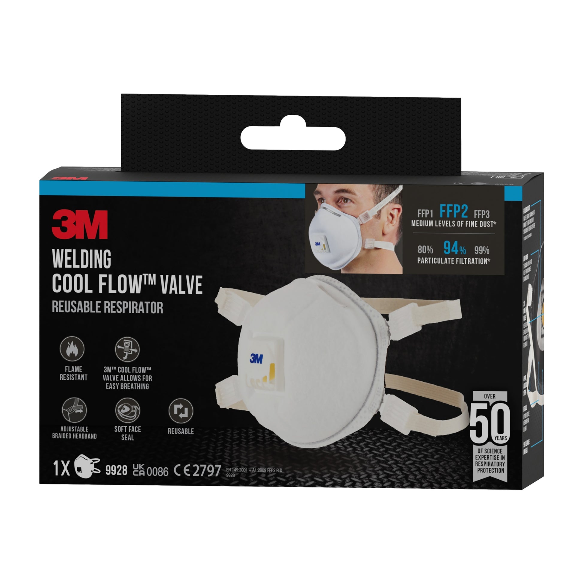 Eine schwarz-blaue Schachtel der 3M™ Cool Flow™ Partikelmaske 9928 für Schweißarbeiten (1 Stück) von 3M Deutschland GmbH mit einer weißen Maske, den wichtigsten Merkmalen, Zertifizierungssymbolen und einem Foto eines Trägers der Atemschutzmaske.