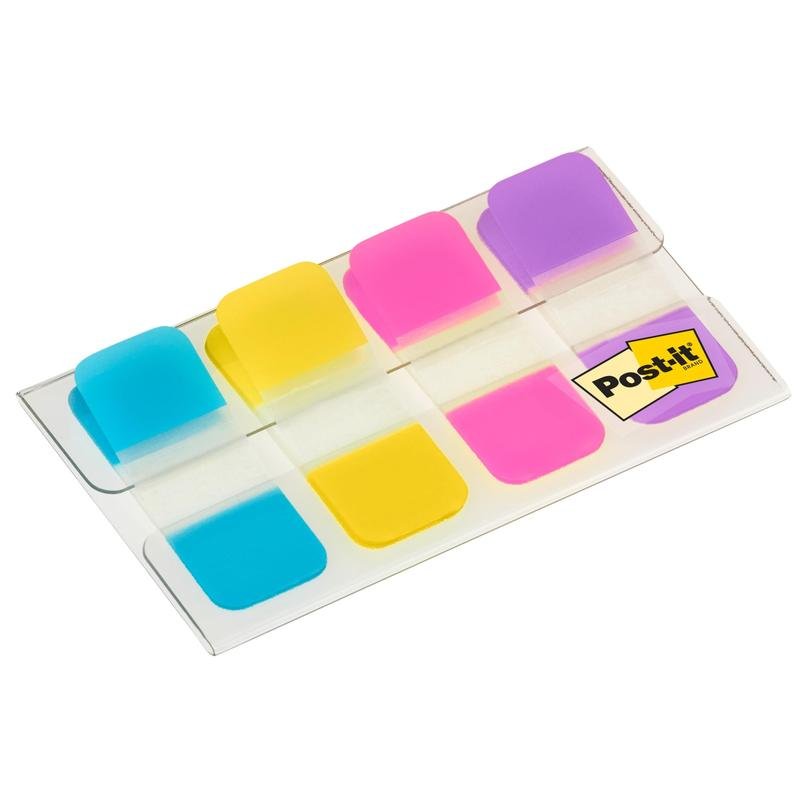 Przezroczysty uchwyt z tworzywa sztucznego firmy 3M Deutschland GmbH zawiera 40 Post-it® Index Strong Ablagetabs, Mini, w kolorach niebieskim, fioletowym, różowym i żółtym (15,8 mm x 38,1 mm) do organizacji dokumentów; żółta etykieta znajduje się w prawym dolnym rogu.