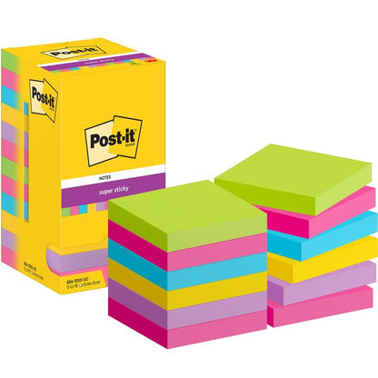 Pudełko karteczek samoprzylepnych Post-it® Super Sticky Notes (76 mm x 76 mm, 90 arkuszy/blok) od 3M Deutschland GmbH z trzema stosami posortowanych kolorowych karteczek - różowych, żółtych, zielonych i niebieskich - ułożonych z przodu.