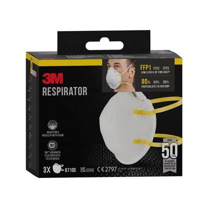 Czarne pudełko maski cząsteczkowej 3M™ 8710E, FFP1, bez zaworu od 3M Deutschland GmbH przedstawia osobę noszącą białą maskę z żółtymi paskami; pudełko zawiera 3 maski i podkreśla ochronę FFP1 przed drobnym pyłem.