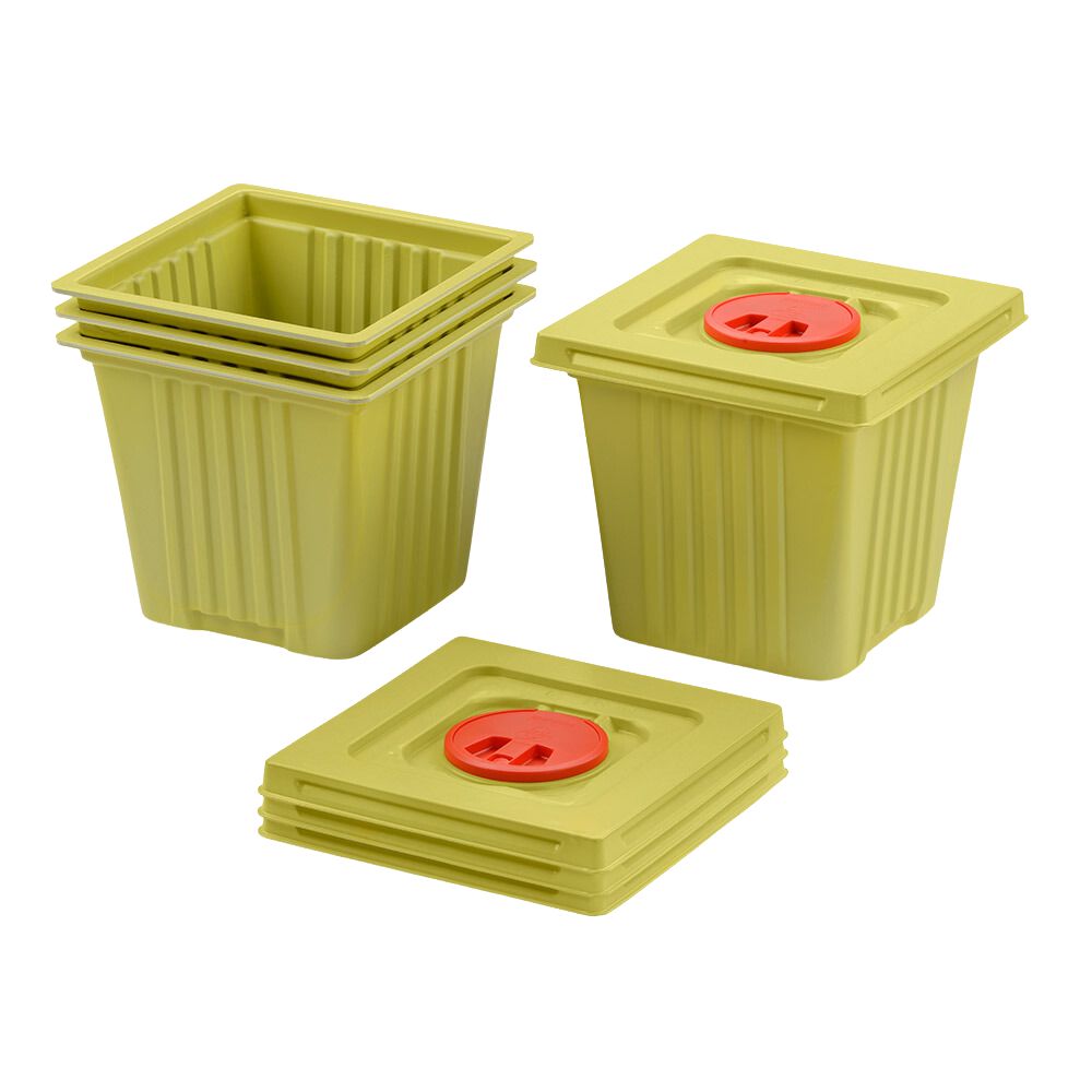 20-częściowy zestaw pojemników melijekt o pojemności 12 L od Helmut Schwarz GmbH w kartonie. Kwadratowe zielone pojemniki z pasującymi pokrywkami, każdy z okrągłym czerwonym szczeliną pośrodku. Trzy są ułożone w stos, jeden jest przedstawiony z pokrywką. Wykonane z materiału z recyklingu.