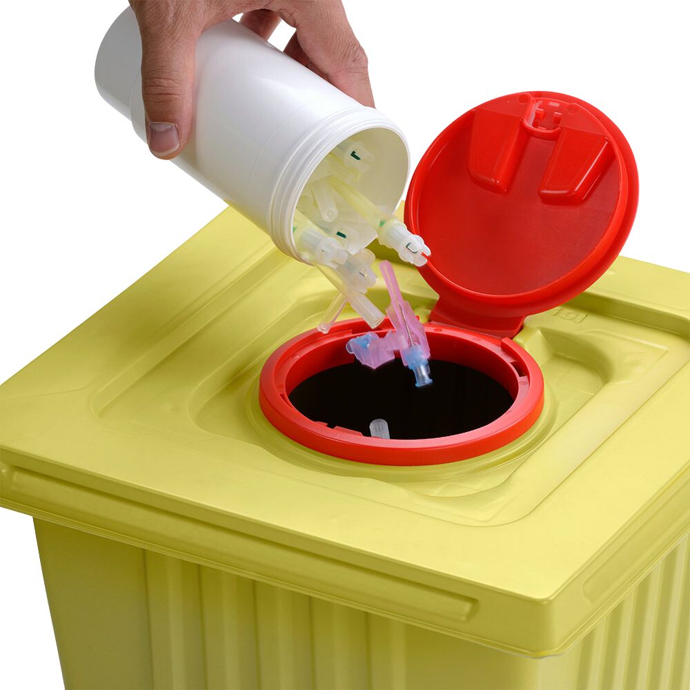 Ręka wyrzuca zużyte końcówki strzykawek z białego pojemnika na odpady Helmut Schwarz GmbH melijekt o pojemności 12 L do żółtego pojemnika na odpady medyczne z czerwoną pokrywką, zapewniając tym samym prawidłową utylizację.