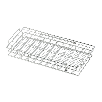 Wir präsentieren den Melipul Becher-Spülkorb aus Edelstahl in groß von Helmut Schwarz GmbH, ein stilvolles und langlebiges Accessoire für jede Küche. Diese schlanke Metallkonstruktion verfügt über mehrere Stützbeine und eignet sich daher perfekt zum Platzieren von Backwaren oder anderen Lebensmitteln, die effizient gekühlt werden sollen. Seine rechteckige Form und das Gittermuster sorgen für optimale Luftzirkulation und fügen sich nahtlos in Ihre Küche ein.