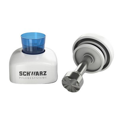 Obraz melipul Tabletten-Mörser PROFI firmy Helmut Schwarz GmbH, w regulowanym na wysokość białym i metalowym designie z niebieskim kubkiem miarowym, idealny do zastosowania w placówkach opiekuńczych. Na spodzie widnieje napis „SCHWARZ PFLEGESYSTEME“. Druga perspektywa pokazuje urządzenie leżące poziomo z wysuniętym aplikatorem.
