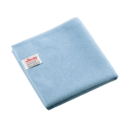 Złożona niebieska ściereczka z mikrofibry Vileda Professional r-MicroTuff Swift z wszytą białą etykietą, na której widnieje nazwa marki oraz symbole dotyczące pielęgnacji.
