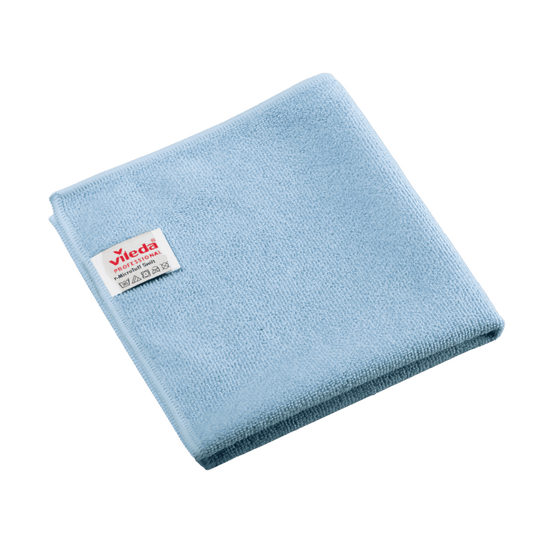 Złożona niebieska ściereczka z mikrofibry Vileda Professional r-MicroTuff Swift z wszytą białą etykietą, na której widnieje nazwa marki oraz symbole dotyczące pielęgnacji.