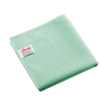 Złożona, zielona ściereczka z mikrofibry Vileda Professional r-MicroTuff Swift z wszytą białą etykietą.