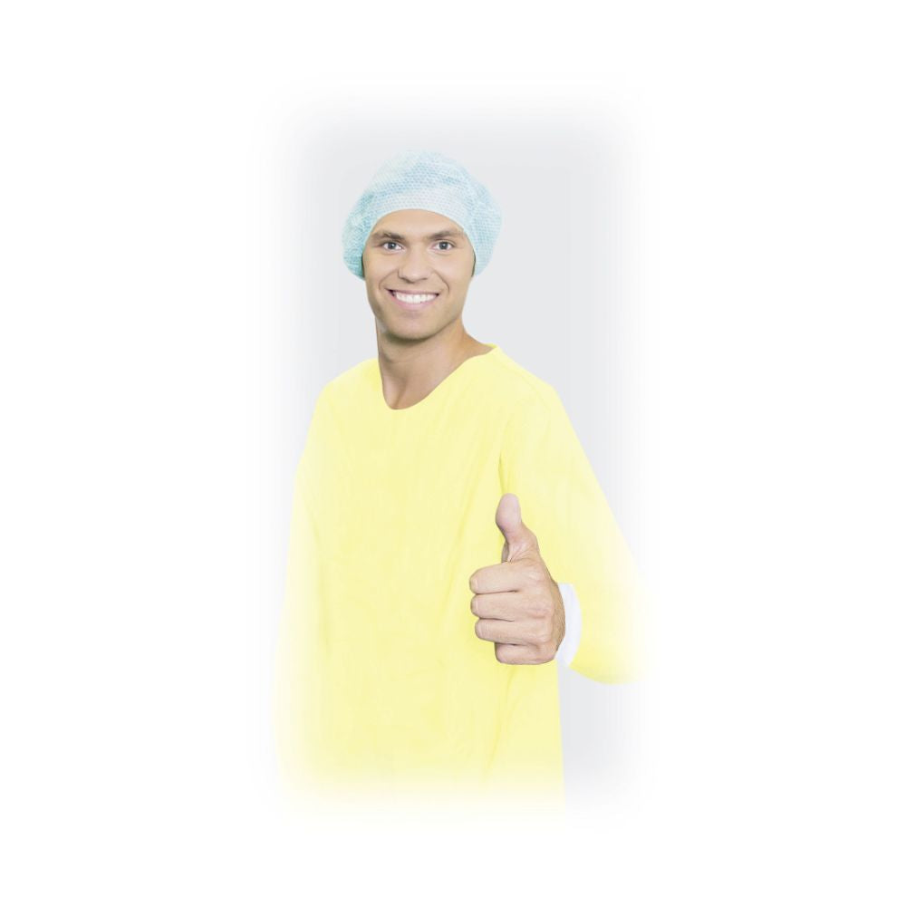 Eine Person in einem gelben Meditrade BeeSana® PP/PE-Kittel XL (26 g, von Meditrade GmbH) und einem blauen Haarnetz lächelt und gibt einen Daumen hoch. Der Hintergrund ist einfarbig weiß mit einem sanft verblassten Rand um die Figur.