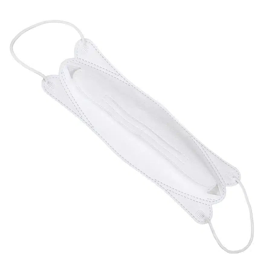 Przedstawiono biały, płasko złożony partykulujący ochraniacz na usta i nos Air Queen CE2163 z widocznymi liniami szwów i pętlami na uszy na obu końcach. Na białym tle podkreślono jego filtr z włókien nano, który akcentuje design i strukturę maski.