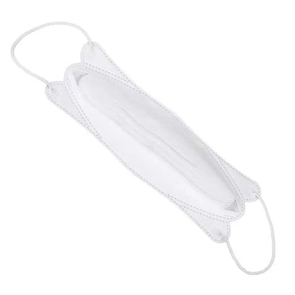 Przedstawiono biały, płasko złożony partykulujący ochraniacz na usta i nos Air Queen CE2163 z widocznymi liniami szwów i pętlami na uszy na obu końcach. Na białym tle podkreślono jego filtr z włókien nano, który akcentuje design i strukturę maski.